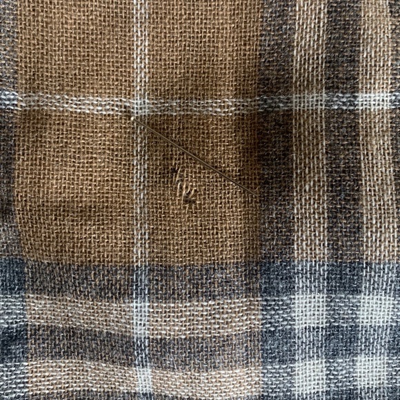 BURBERRY LONDON SEMI-SHEER Large 32” x 83” CHECK WRAP / SCARF, 100% cashmere - Picture 9 of 13